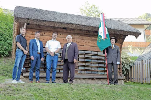 Pred Jan&scaron;evim čebelnjakom: v. d. ravnatelja O&Scaron; Žirovnica Gregor Pungar&scaron;ek, žirovni&scaron;ki podžupan Sebastijan Zupan, predsednik Čebelarske zveze Gorenjske Anže Perčič ter predsednik ČD Antona Jan&scaron;e Matjaž Pogačnik s prapor&scaron;čakom Mirom Razingerjem /Foto: Tina Dokl / Foto: 