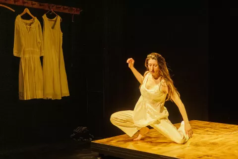 V plesnem delu predstave Ljubezni Mahlerja nastopa plesalka Rada Kovačević. / Foto: Peter Krivograd (Teater Rampa) 
