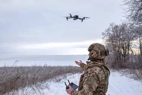Ukrajinski operater pri upravljanju drona DJI Mavic / Foto: Wikipedia