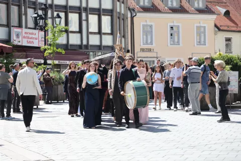 Kranj je edino slovensko mesto, ki &scaron;e pripravlja tradicionalni maturantski sprevod. / Foto: Tina Dokl