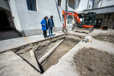 Predstavitev začetka predhodnih arheolo&scaron;kih raziskav na območju tržnice v Kranju / Foto: Primož Pičulin
