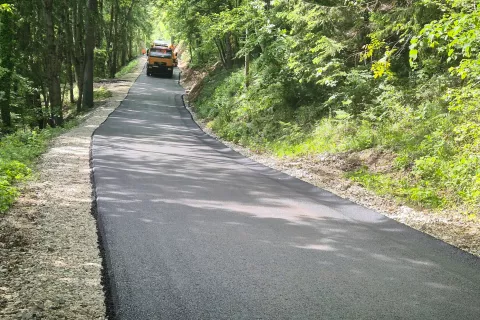Z včeraj&scaron;njim dnem so začeli asfaltirati preddvorski del ceste, a iz smeri &Scaron;tefanje Gore proti Možjanci. / Foto: Ana J. Dolžan