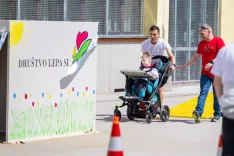 Gibatlon Jesenice &scaron;portni oviratlon za osebe s posebnimi potrebamiNa fotografiji tekmovalec Tit Černe Čobecin spremljevalec Igor Justin / Foto: Nik Bertoncelj