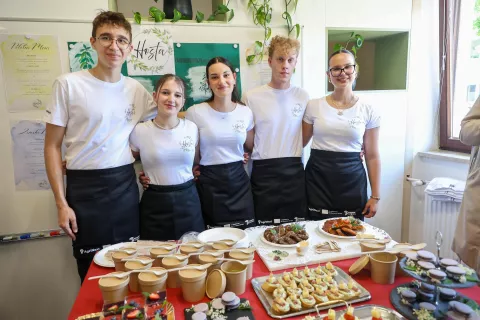 Zaključna konferenca Agrinext BC Naklo projekt Hosta catering z leve Mark Bogataj, Kaneesha Ovsenik, Neža Mohorič, Rok Zadnik, Shea Plevel / Foto: Tina Dokl
