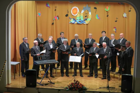 koncert za 90 let delovanja Mo&scaron;kega pevskega zbora Triglav Duplje v dvorani gasilskega doma / Foto: Tina Dokl