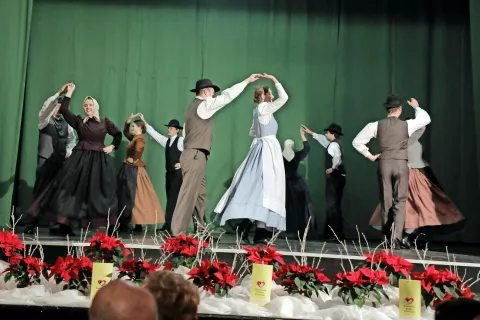 Proslavo Koronarnega dru&scaron;tva Gorenjske je s plesom in glasbo popestrila Akademska folklorna skupina Ozara Kranj. / Foto: Tina Dokl / Foto: 