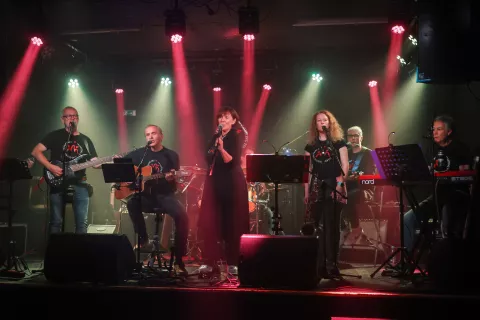 koncert za Snifija 20 let lokalne glasbene skupine OF in otvoritev razstave Posvoji Mucka Mačjedolska temnica, pri rdeči ostrigi &Scaron;kofja loka na fotografiji skupina OF / Foto: Tina Dokl