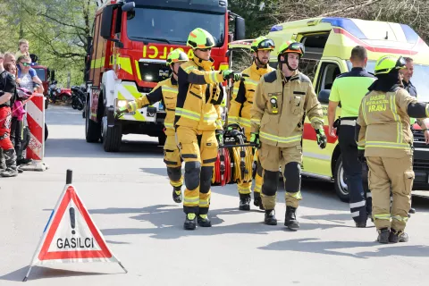simulacija nesreča med motorjem in osebnim avtom avto motor policija gasilci motoristi re&scaron;evalci re&scaron;evalec re&scaron;evalno vozilo re&scaron;ilec poligon varna vožnja blagoslov motorjev Preddvor / Foto: Tina Dokl