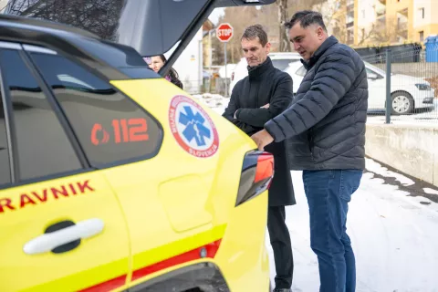 Prevzem novega avtomobila Urgentni zdravnik ZD JeseniceNa fotografiji iz leveMatjaž Žura, dipl. ekon., spec. manag. direktor OZG Osnovno zdravstvo GorenjskePeter Bohinec župan občina Jesenice / Foto: Nik Bertoncelj