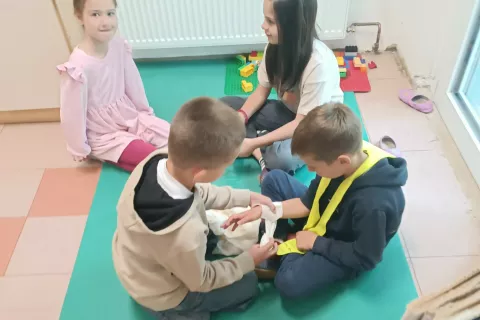 Predstavitev torbice prve pomoči v matični &scaron;oli. / Foto: arhiv &scaron;ole