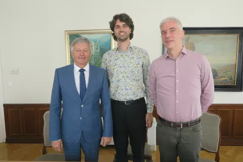 Radovlji&scaron;ki župan Ciril Globočnik, predsednik Dru&scaron;tva ljubiteljev stare glasbe Domen Vurnik in programski vodja festivala Domen Marinčič / Foto: Igor Kavčič