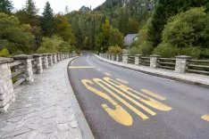 Cestni prelaz Vr&scaron;ičavtobusna postaja trajnostna mobilnost avtobusStanje ceste po preplastitvi in pred testnim obdobjem novega prometnega režima z zapornicami / Foto: Nik Bertoncelj
