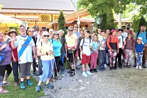 Vse pohodnike je kot prva pozdravila dr. Irena Grmek Ko&scaron;nik in jim zaželela prijetno počutje pod Krvavcem / Foto:   