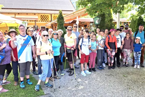 Vse pohodnike je kot prva pozdravila dr. Irena Grmek Ko&scaron;nik in jim zaželela prijetno počutje pod Krvavcem / Foto:   