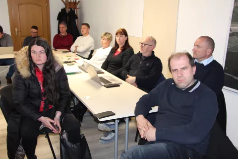 Načrtovani poseg na kmetijska zemlji&scaron;ča sta na skupni seji obravnavala tudi sveta kranjske in ljubljanske območne enote Kmetijsko gozdarske zbornice Slovenije. Seje se je udeležil tudi predsednik zbornice dr. Jože Podgor&scaron;ek. / Foto: Cveto Zaplotnik