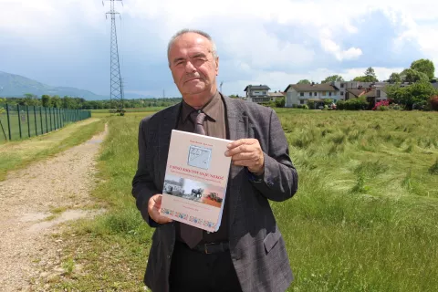Prof. dr. Rajko Bernik s knjigo v rokah / Foto: Cveto Zaplotnik