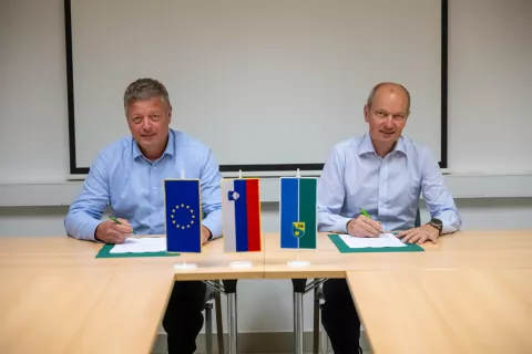Podpis pogodbe novi Gorjanski domlevo Peter Torkar župan občina Gorjedesno Vido Jagodic direktor Gorenjska gradbena družba GGDobčina Gorje, 28. maj 2026 / Foto: Nik Bertoncelj