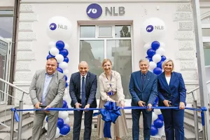 Slavnostni prerez traku ob odprtju nove poslovalnice. / Foto: Iztok Lazar