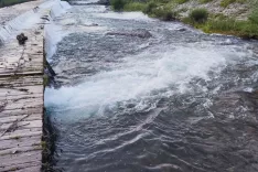 Kopalce lahko v bližini po&scaron;kodovanega dela ribje steze močan vodni tok potegne pod gladino. / Foto: Občina &Scaron;kofja Loka