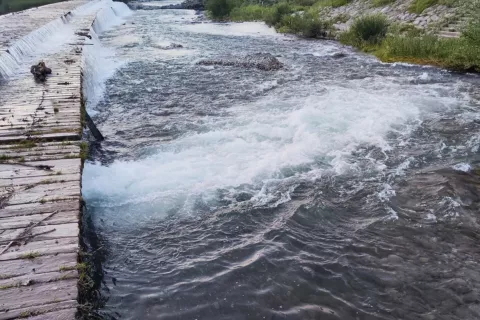 Kopalce lahko v bližini po&scaron;kodovanega dela ribje steze močan vodni tok potegne pod gladino. / Foto: Občina &Scaron;kofja Loka