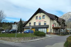 Gasilski dom PGD Preddvor obsega garažo z garderobo, dežurno sobo, stolp za su&scaron;enje cevi, dru&scaron;tvene prostore, &scaron;tiri stanovanjske enote ter poslovni prostor, ki ga najema Po&scaron;ta Slovenije.  / Foto: alenka brun