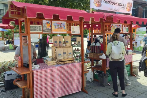 Obiskovalce je na stojnicah pričakala pestra paleta lokalnih dobrot:. / Foto: alenka brun