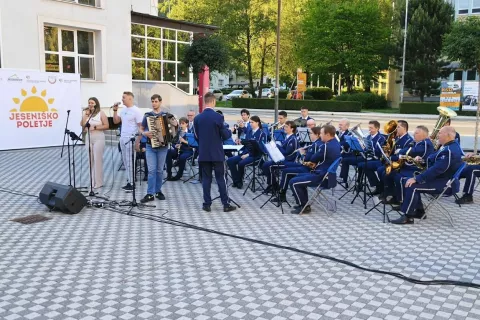 Ob Pihalnem orkestru Jesenice - Kranjska Gora je nastopil trio Martina Jakopiča. / Foto: janko rabič