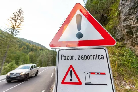 Cestni prelaz Vr&scaron;ičZapornice pred vstopom na prelaztabla Pozor zapornicaStanje ceste po preplastitvi in pred testnim obdobjem novega prometnega režima z zapornicami / Foto: Nik Bertoncelj
