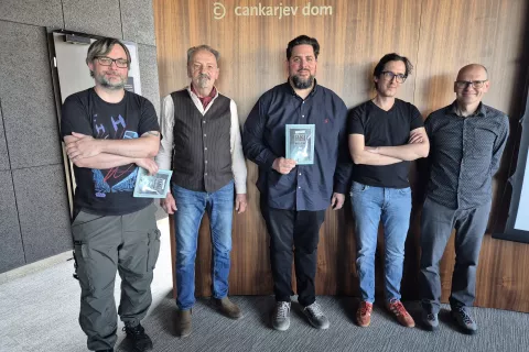 Avtorji stripa Krst pri Savici: dr. Aljo&scaron;a Harlamov, dr. Janez Vrečko, Bo&scaron;tjan Gorenc - Pižama, Jaka Vukotič in urednik dr. Uro&scaron; Grilc / Foto: Igor Kavčič