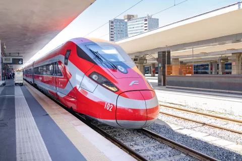 Hitri vlaki Frecciarossa nudijo hiter in udoben način potovanja po Italiji. Za 190 km med Rimom in Neapljem porabijo uro in osem minut. / Foto: Peter Ko&scaron;enina