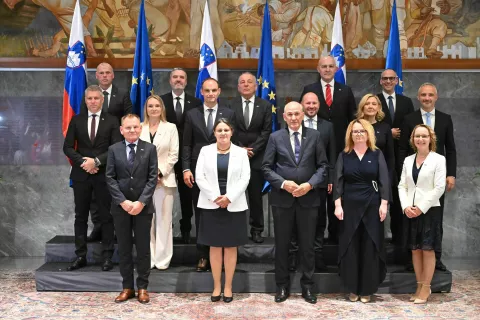 Vlada za celotno Slovenijo in vse generacije