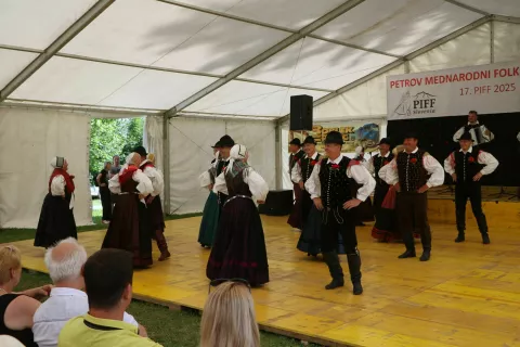 Preddvorski folklorniki imajo dolgoletno tradicijo. Že od leta 1952 ohranjajo plesno in oblačilno dedi&scaron;čino Preddvora. Ponosno predstavljajo slovensko ljudsko izročilo. / Foto: alenka brun