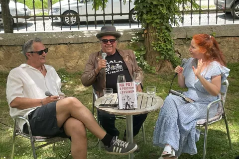 Knjigo sta predstavila avtor Du&scaron;an Čater in Pero Lov&scaron;in v pogovoru z moderatorko Sonjo Javornik. Predstavitev je potekala v spro&scaron;čenem vzdu&scaron;ju ob &scaron;tevilnih gostih iz kulturnega, glasbenega in &scaron;portnega sveta. / Foto: samo lesjak
