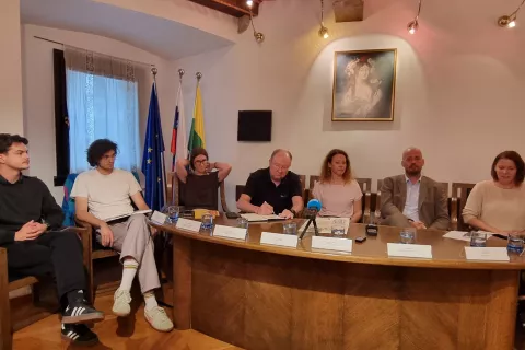 Pestro poletno dogajanje v &Scaron;kofji Loki so predstavili (z leve): Patrik Krajnik, Ja&scaron;a Potočnik, Anja Eržen, Igor Drakulić, Irena Krži&scaron;nik, Tine Radinja in Jana Fojkar. / Foto: Mateja Rant