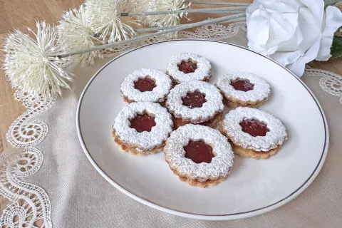Le&scaron;nikovi pi&scaron;koti z malinino marmelado / Foto: Erika Jesenko