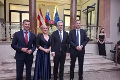 Gostiteljica prazničnega večera generalna konzulka Republike Slovenije v Celovcu Maja Balant Slobodjanac v družbi koro&scaron;kega deželnega glavarja Daniela Fellnerja (prvi z leve), slovenskega veleposlanika na Dunaju Marka &Scaron;tucina in avstrijskega veleposlanika v Ljubljani dr. Konrada Buehlerja. / Foto: Jože Ko&scaron;njek