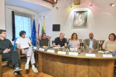 Pestro poletno dogajanje v &Scaron;kofji Loki so predstavili (z leve): Patrik Krajnik, Ja&scaron;a Potočnik, Anja Eržen, Igor Drakulić, Irena Krži&scaron;nik, Tine Radinja in Jana Fojkar. / Foto: Mateja Rant