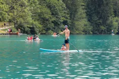 Blejsko jezero plavanje sup supanje čoln kajak vročina plavalci turisti Bled / Foto: Tina Dokl