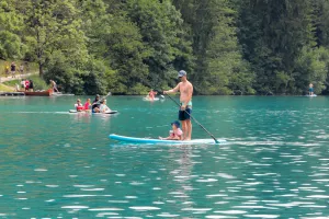 Blejsko jezero plavanje sup supanje čoln kajak vročina plavalci turisti Bled / Foto: Tina Dokl