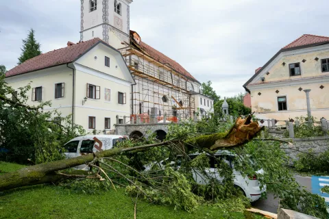 Posledice nočnega neurja v Komendi / Foto: Primož Pičulin