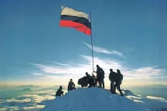 Dne 12. junija 1991 je na vrhu Triglava v čast bližnjega rojstva države zaplapolala slovenska zastava, dogodek je nepozabno zabeležil fotograf Joco Žnidar&scaron;ič. / Foto:  