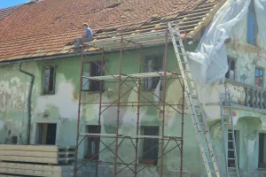 Če doma nimajo rezervne kritine, jo morajo naročiti. / Foto: Ana Jagodic Dolžan