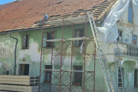 Če doma nimajo rezervne kritine, jo morajo naročiti. / Foto: Ana Jagodic Dolžan
