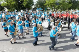 V soboto dopoldne je sredi&scaron;če Medvod napolnila velika koračnica vseh dvajsetih godb, ki so v promenadnem mimohodu ustvarile pravo glasbeno parado. / Foto: Peter Ko&scaron;enina