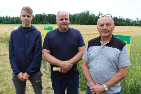 Na &Scaron;ifrerjevi njivi potekajo poskusi z ozimnimi žiti že več kot dvajset let, leto&scaron;njega so si družno ogledali predstavniki treh &Scaron;ifrerjevih generacij &ndash; ata Tomaž, sin Primož, ki je tudi gospodar kmetije, ter sin oziroma vnuk Lovro. Kot so povedali, bo letos zaradi su&scaron;e in toče pridelek žit nekoliko slab&scaron;i. / Foto: Cveto Zaplotnik