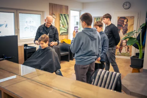 Svoj poklic jim je med drugim predstavil frizer Bo&scaron;tjan &Uuml;len. / Foto: Samo Pau&scaron;er