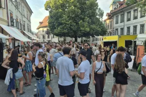 Mestni trg se je začel polniti že v popoldanskih urah. / Foto: Klara Mrak
