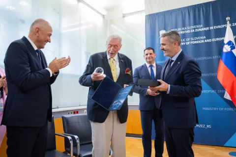 Minister za zunanje in evropske zadeve Tone Kajzer je dolgoletnemu zunanjemu ministru Dimitriju Ruplu podelil najvi&scaron;je priznanje za življenjsko delo v diplomaciji. Na fotografiji sta &scaron;e predsednik vlade Janez Jan&scaron;a in predsednik državnega zbora Zoran Stevanović. / Foto: Bor Slana/STA