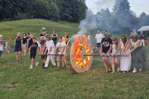 Čar kresne noči