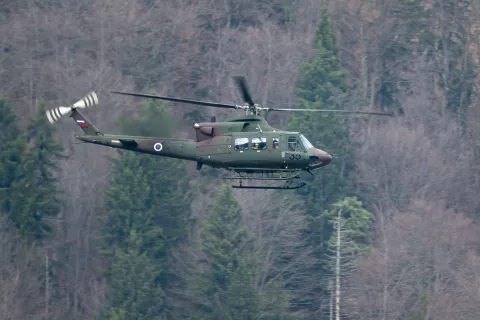 Simbolična fotografija voja&scaron;ki helikopter transport GRS ekipe in ponesrečenca v bolni&scaron;nico / Foto: Nik Bertoncelj